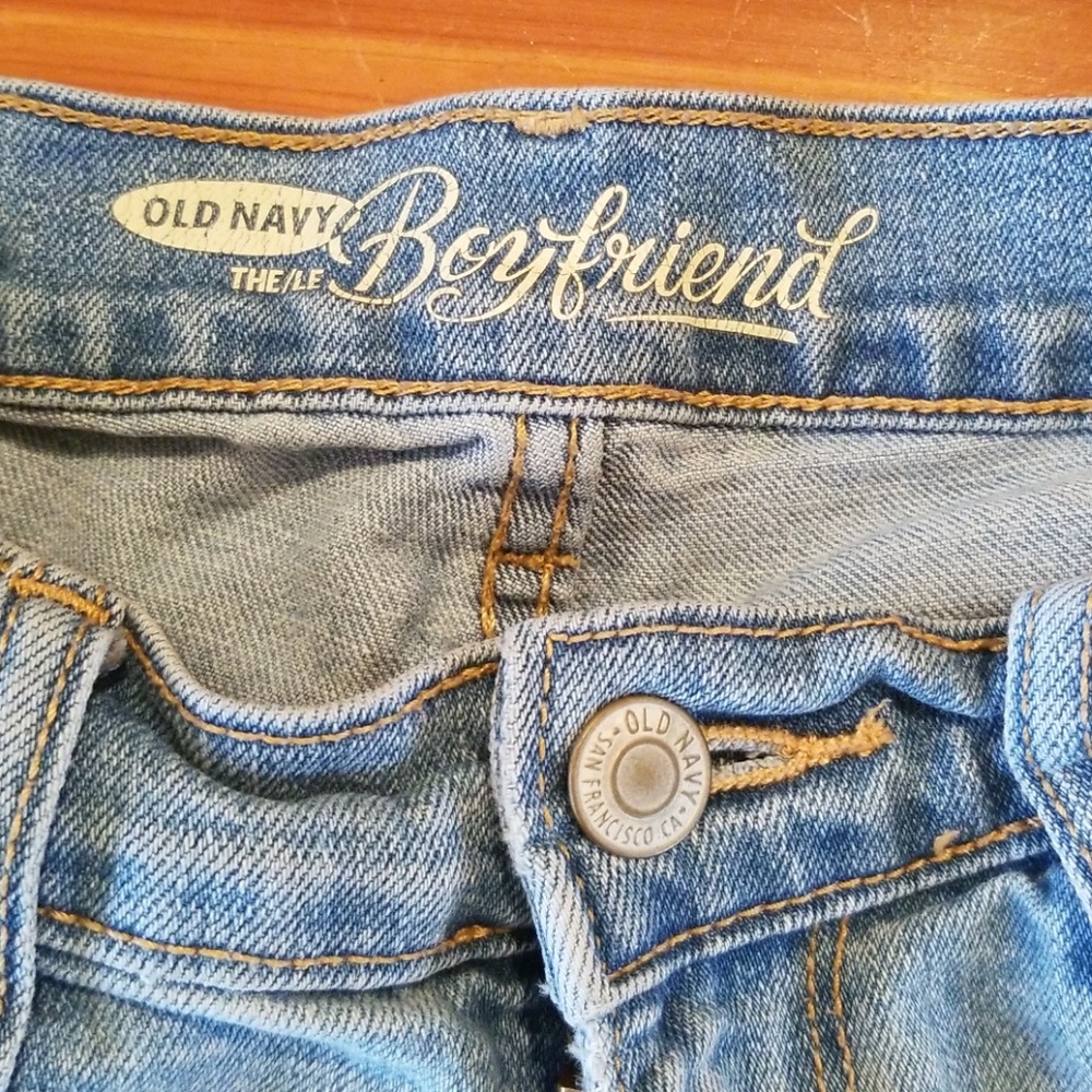 Old Navy lightwash boyfriend jean shorts, size 0 - Picture 3 of 4